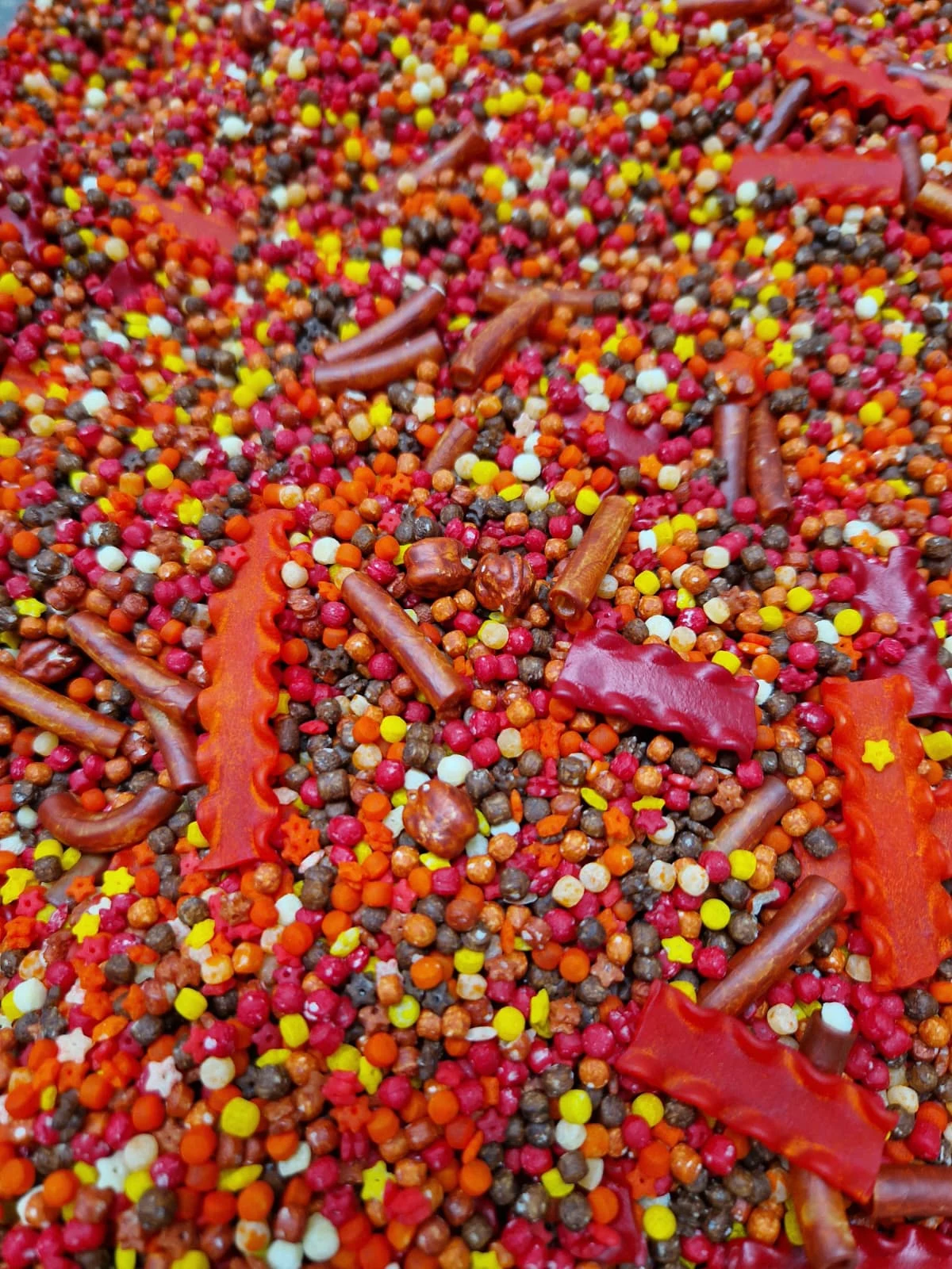 Sensorische mix Herfst met warme herfstkleuren en speelse pastafiguren
