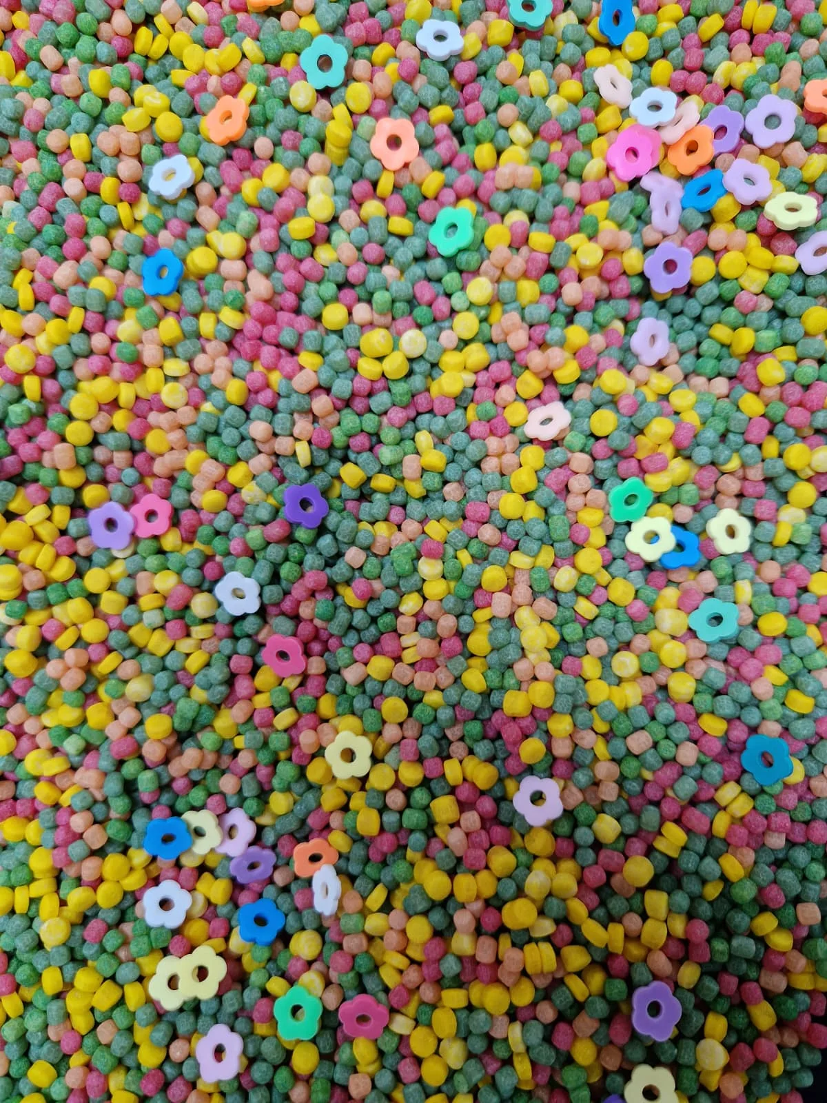 Sensorische mix Lente met gekleurde parelcouscous en bloemen