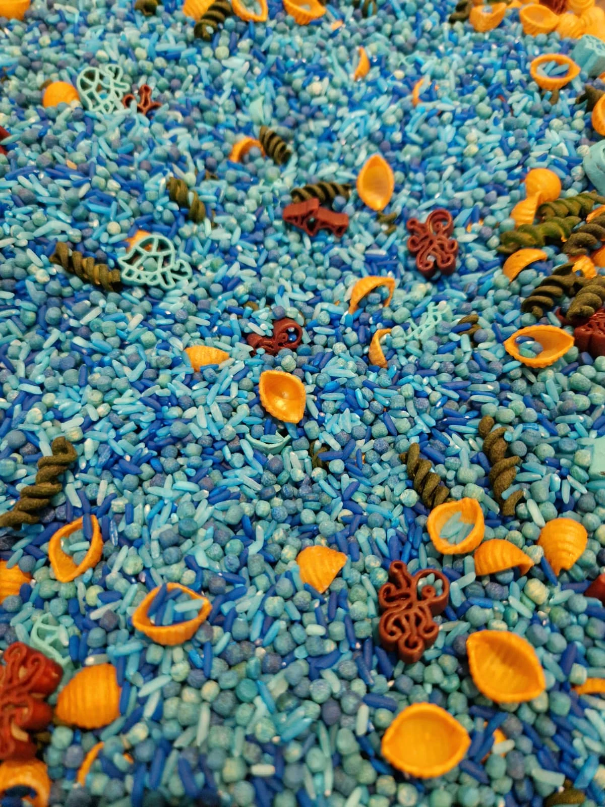 Sensorische mix Onderwaterwereld met blauwe speelmaterialen en figuurtjes in zeethema